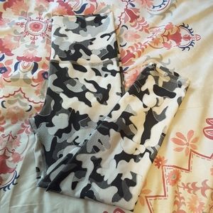 WOMENS CAMOUFLAGE PATTERN WORKOUT CAPRIS